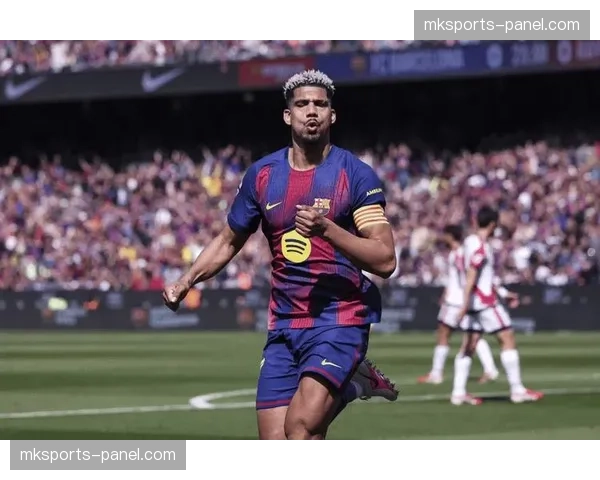 阿劳霍头球破门瞬间：巴萨中卫成定位球进攻核心武器